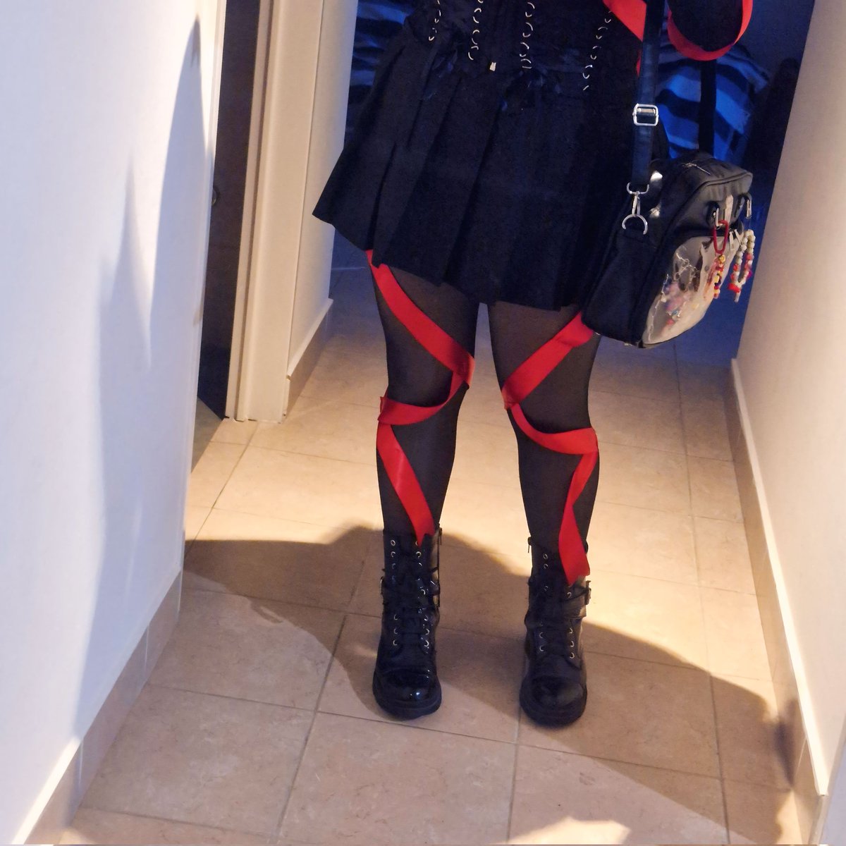 _MoeKanon_'s tweet photo. ¡Buenas! Estos días estuvimos a tope con el emprendimiento. Les prometí fotos de mi primer cosplay, ¡y aquí están! Me vestí de Gangle de Amazing Digital Circus. Les dejo una fotito con el cosplay, junto a Cóndor y mi Ita bag tematizada.

Ya en stream vamos a hablar del final 👀 https://t.co/0tSVRJfzIg