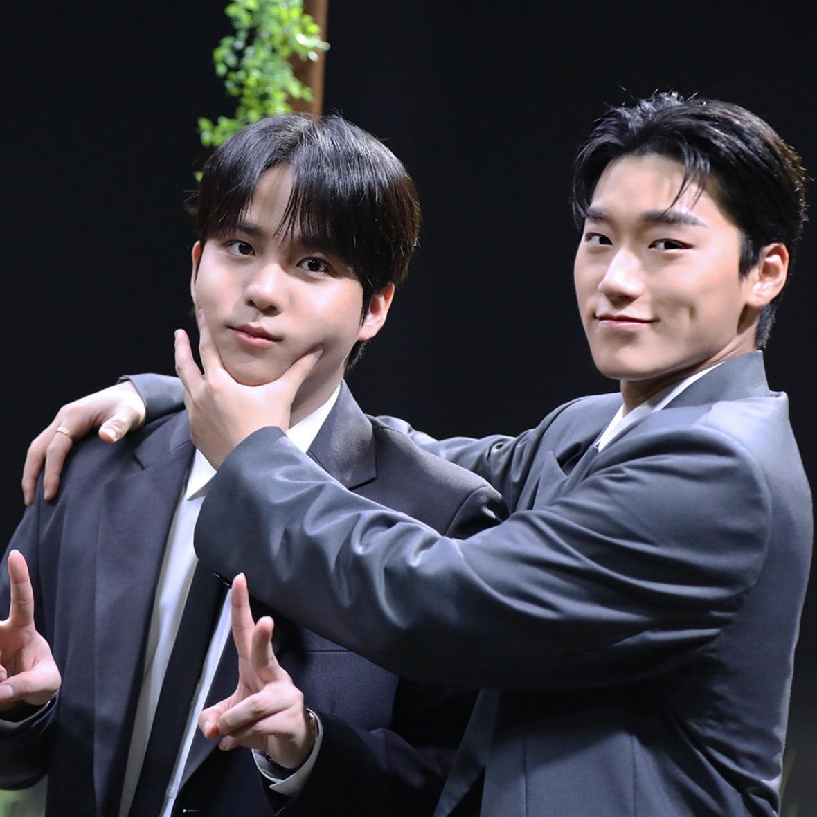 jonghoping's tweet photo. I can’t believe they took these photos after singing the most tear-bringing best duet cover https://t.co/HeKfH5b7sL