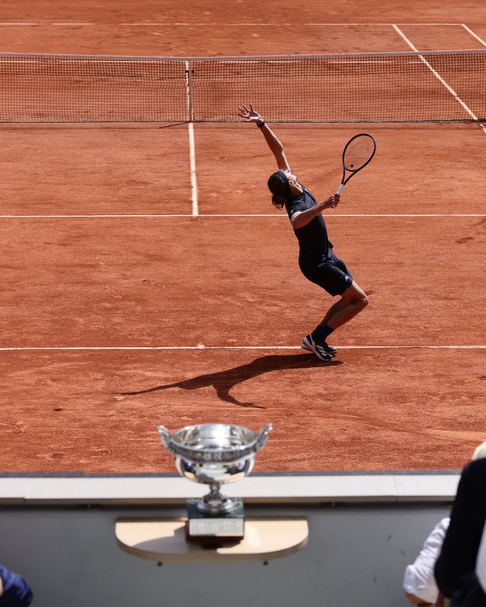 joserra_espn's tweet photo. De eterna promesa a campeón de Roland Garros. Alexander Zverev conquista su primer Gran Slam y escribe la página más importante de su carrera. 
Nunca dejó de intentarlo, nunca dejó de levantarse. Un demostración de perseverancia pura. #zverev #rolandgarros https://t.co/ba2oJBXwWE