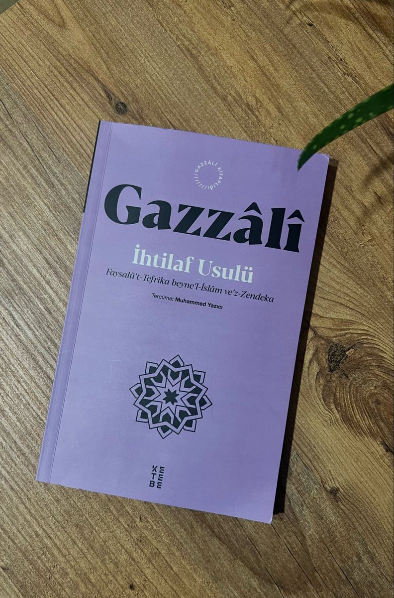 tascisamil's tweet photo. “Tek sermayesi yalın fıkıh olan bir fakihin tekfir konularına girdiğini görürsen ona itibar etme,dilini ve kalbini onun temelsiz sözleriyle meşgul etme.Bilgisiyle meydan okumak cahillerin kendini tutamadığı doğamıza işlemiş bir güdüdür.”

Gazzali -İhtilaf Usulü

@MuhammedYazicii https://t.co/k4mdwiDPgP