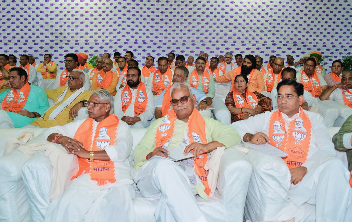 BhajanlalBjp's tweet photo. आज मुख्यमंत्री निवास पर भारतीय जनता पार्टी के विधायक दल की बैठक में विकसित राजस्थान के संकल्प को धरातल पर उतारने और जन-कल्याणकारी नीतियों को जन-जन तक पहुँचाने के रोडमैप पर विस्तृत व सकारात्मक चर्चा हुई।

इस अवसर पर भारतीय जनता पार्टी द्वारा राजस्थान से राज्यसभा चुनाव हेतु उम्मीदवार बनाए जाने पर श्री @DrSatishPoonia जी तथा श्रीमती @alka_gurjar जी का विधायक दल द्वारा अभिनंदन किया गया। सभी विधायकों ने उन्हें शुभकामनाएं देते हुए उनके सफल एवं जनसेवा को समर्पित कार्यकाल के लिए मंगलकामनाएँ व्यक्त कीं।

इस दौरान पर प्रदेश अध्यक्ष श्री @madanrrathore जी, संगठन महामंत्री श्री @ajaeybjp जी, उपमुख्यमंत्री श्रीमती @KumariDiya जी एवं @DrPremBairwa जी सहित मंत्रिमंडल के सहयोगी और माननीय विधायकगण उपस्थित रहे।