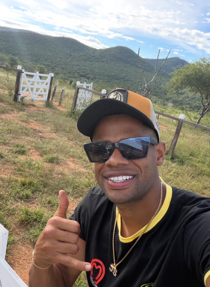 PedroPPBoficial's tweet photo. Esse cara fez o gol do título da Libertadores do Botafogo. 

Gente como a gente. 

Simplesmente Júnior Santos. Carisma pura. https://t.co/aqRgdRK6sU