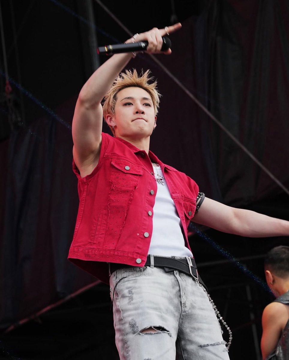 clarry_8's tweet photo. i'm obsessed with this look! he's a rockstar https://t.co/lzzJ4sW1pT