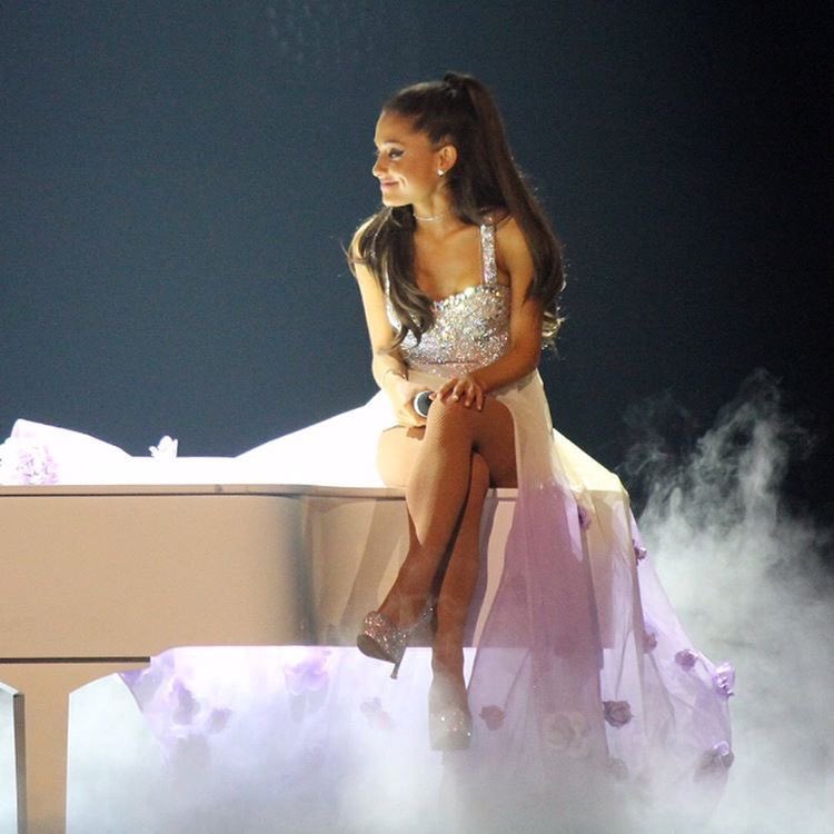 breakfwree's tweet photo. oh ariana the pop star you are https://t.co/DB3uXxDGWZ