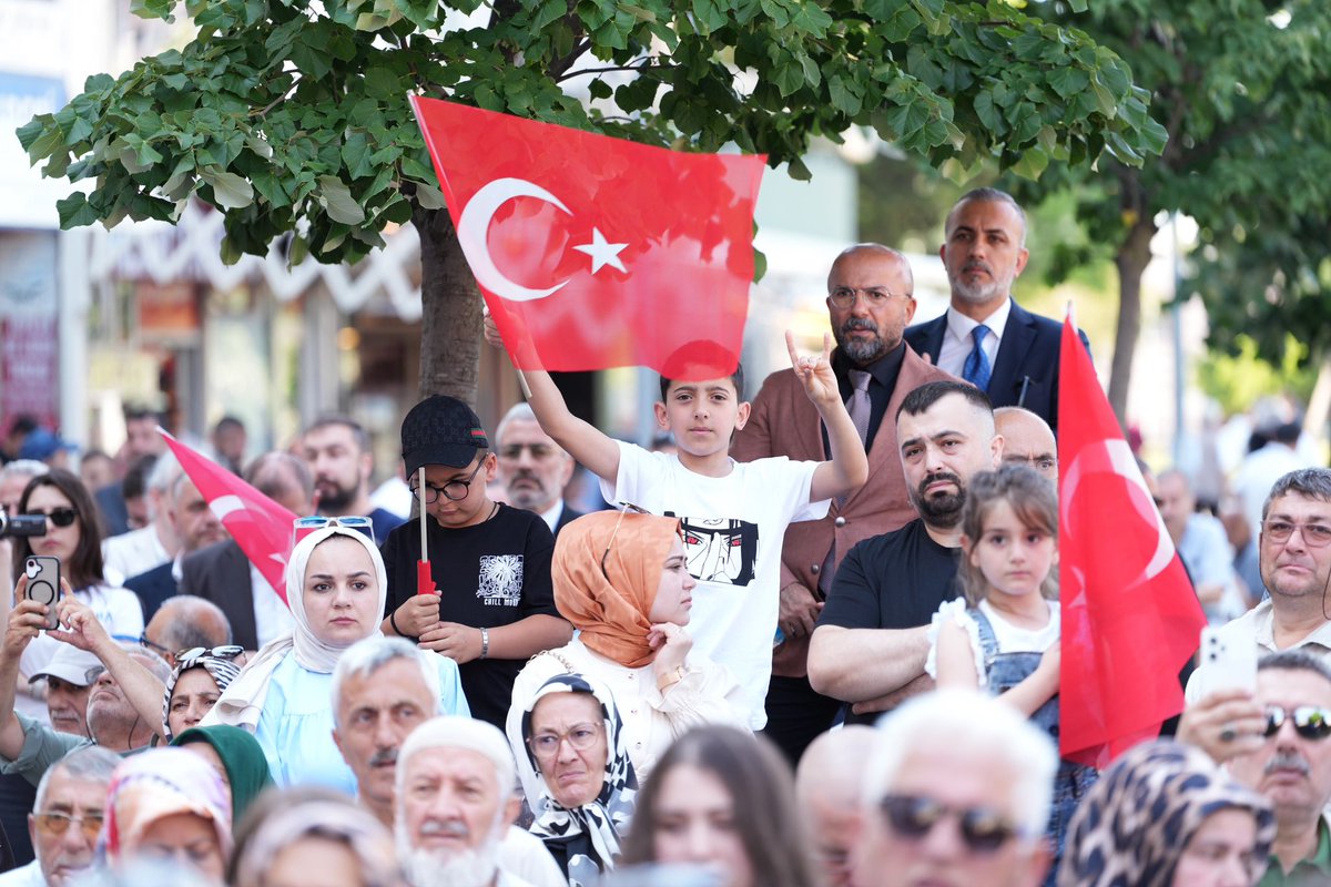 MustafaaGider's tweet photo. Katılımlarıyla açılışımızı şereflendiren İl Başkanımız Sn. @BBvolkanyilmaz bey başta olmak üzere MYK ve MDK Üyelerimize, Geçmiş Dönem Belediye Başkanımız AK Parti MKYK Üyesi Sn. @hilmiturkmen34 ‘e, Ülkü Ocakları İstanbul İl Başkanımız Sn. @Aalparslandogan ‘a, AK Parti Üsküdar İlçe Başkanı Sn. @TahaSaricaoglu ‘na, İl Yöneticilerimize, Eski İlçe Başkanlarımıza, Ocak Başkanlarımıza, STK temsilcilerimize, muhtarlarımıza ve Üsküdarlı komşularımıza teşekkür ederim. 

Üsküdar’da küskünlükleri bitirip bayrağımızı en ileriye taşıyacağız. Yeni hizmet binamız hayırlı olsun.