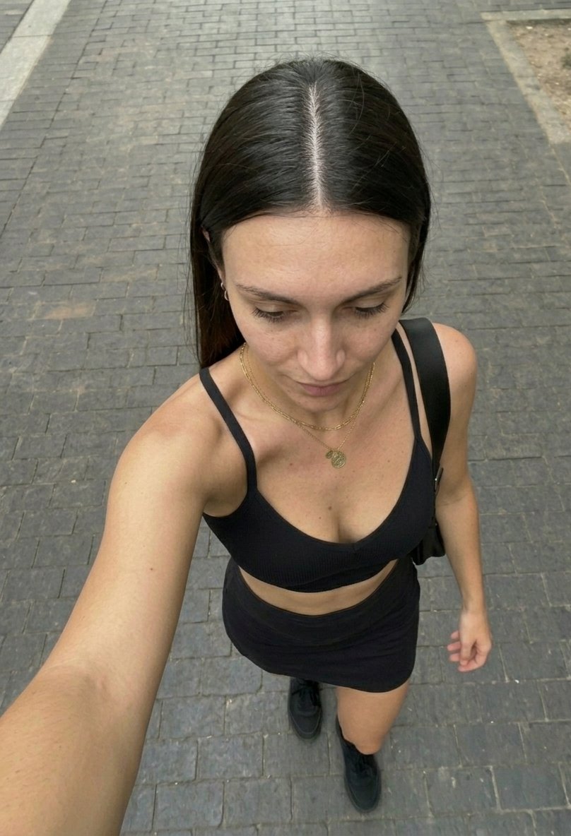 sapsalkopek's tweet photo. As the weather gets warmer, clothes vaporise :) https://t.co/hvwLvUGdyk
