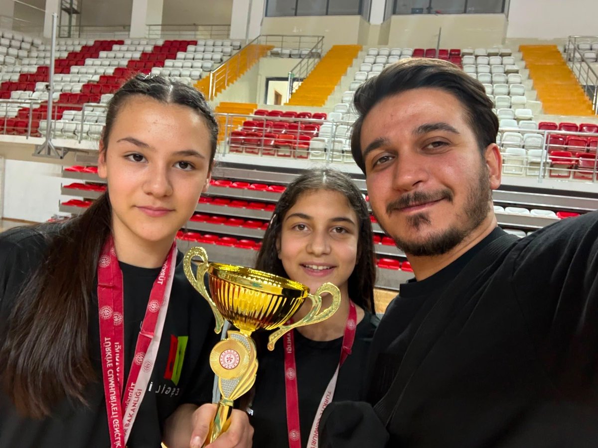 Gaziantep_MEM's tweet photo. 🏆🇹🇷 Türkiye Şampiyonu Gaziantep!
5-7 Haziran tarihlerinde Sivas'ta düzenlenen Okul Sporları Floor Curling Küçükler Kızlar Türkiye Birinciliği Müsabakalarında, Azize Abdulkadir Hamamcıoğlu Ortaokulu büyük bir başarıya imza atarak Türkiye Şampiyonu olmuştur.
Başta öğrencilerimiz olmak üzere, emeği geçen öğretmenlerimizi, okul idaremizi ve velilerimizi tebrik ediyor; başarılarının devamını diliyoruz. 👏🥇🇹🇷

#SporŞehriGaziantep

@tcmeb @Yusuf__Tekin @gantepvaliligi @kemalcebervali @Dr_Onderarpaci