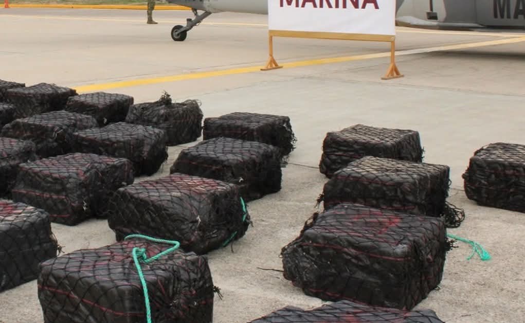 FreddyOliviery's tweet photo. Siguen los madrazos al narco 👊

En Guerrero, la Secretaría de Marina aseguró 1.36 toneladas de cocaína, con un valor estimado de 283 millones de pesos, en un operativo realizado en Tecpan de Galeana

📸: Gabinete de Seguridad de México https://t.co/ZV8rtSzpat