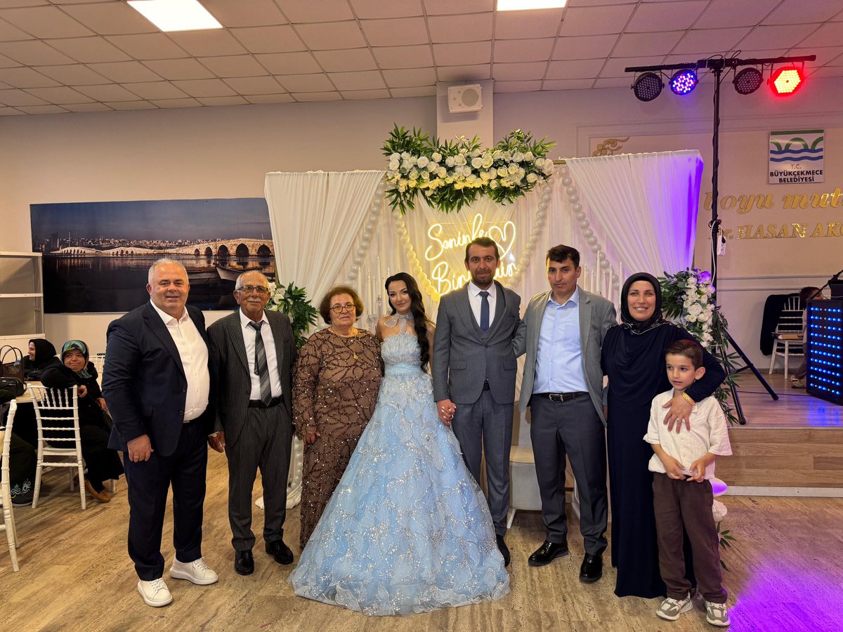 uner_mesut's tweet photo. Betül &amp; Ali kardeşlerimizin nişan merasimine katılarak mutluluklarına ortak olduk, yüzüklerini taktık.

Alpaslan ve Çetinkaya ailelerini tebrik ediyor, bu güzel birlikteliğin her iki aile için de hayırlara vesile olmasını temenni ediyorum.

#BirlikteDahaGüçlüyüz https://t.co/qdTj4HhxzR