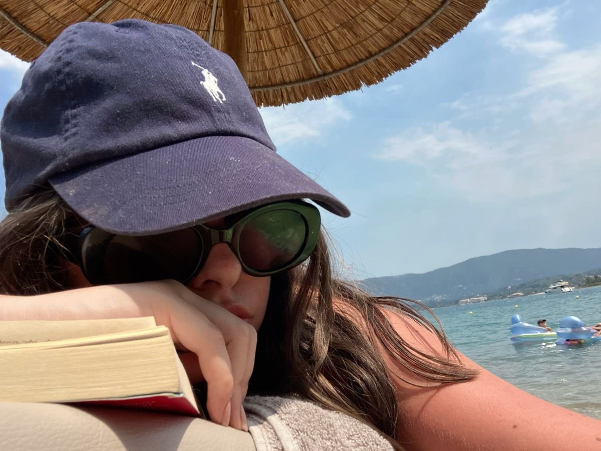 lassybees's tweet photo. reading while tanning https://t.co/EpUeXvdlq4