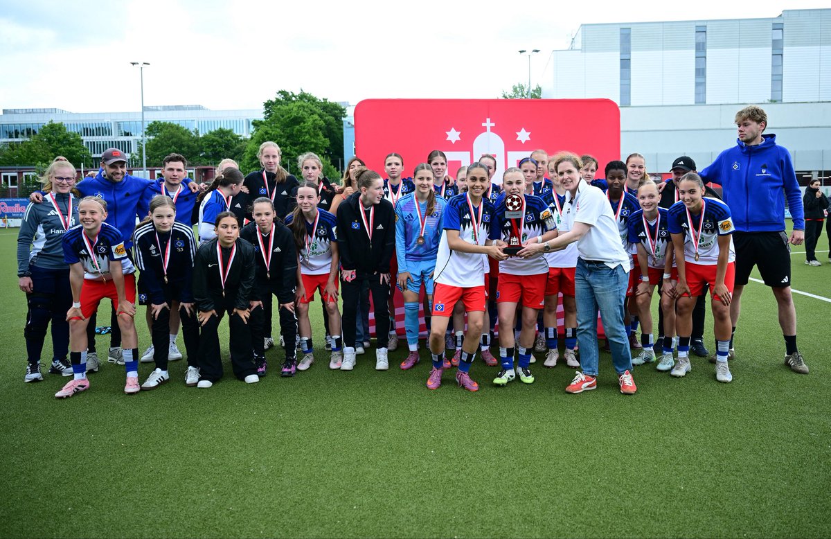hsvfrauen_'s tweet photo. 𝐃𝐫𝐞𝐢𝐟𝐚𝐜𝐡𝐞𝐫 𝐏𝐨𝐤𝐚𝐥𝐭𝐫𝐢𝐮𝐦𝐩𝐡 🏆🏆🏆
 
Unsere U17 (9:0 vs. Süderelbe), U15 (2:0 gegen den ETV) und U13 (7:0 vs. Eilbek) haben heute jeweils den Hamburger Pokal gewonnen. 🥳
 
#nurderHSV https://t.co/lX66amMUUU