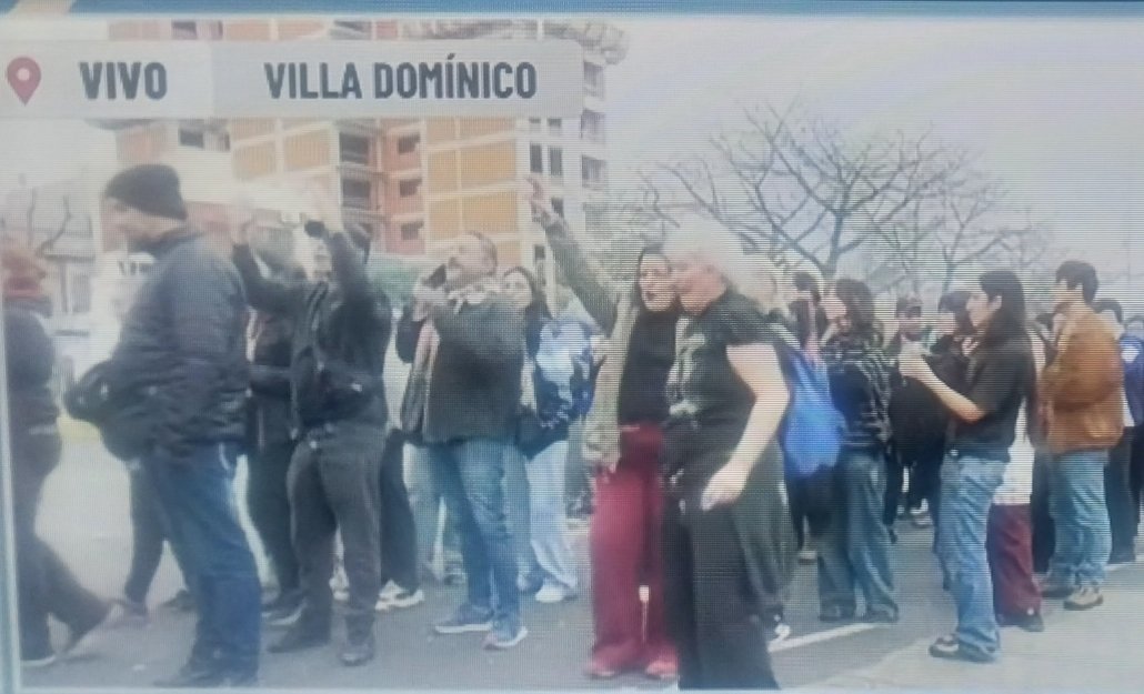 claudiociani2's tweet photo. @Fran_Casaretto_ Centenares de miles de personas despidiendo con alegría los restos mortales del gobierno de milei.
La misa de exequias fue conducida por el Indio Solari.
7 de junio de 2026 Villa Dominico. https://t.co/WxfYt3a7MJ