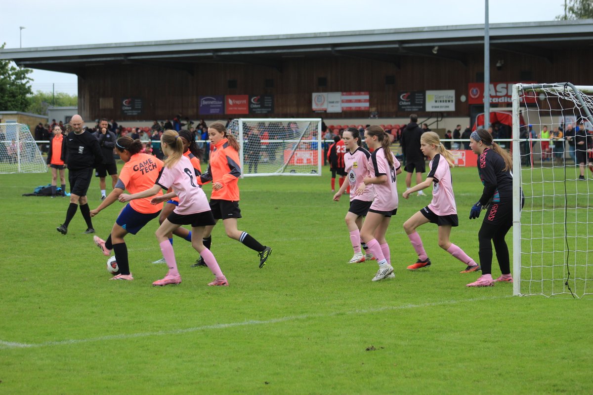 thameunitedfc's tweet photo. Thame Festival of Festival , "Thats a wrap" for another year.
240 Teams
Over 2000 players &amp; Coaches
Thank you to all the teams, spectators, staff and volunteers for making this season's tournament another success.

#ThameUtd | ⚫️🔴 https://t.co/DghoKE8HUi