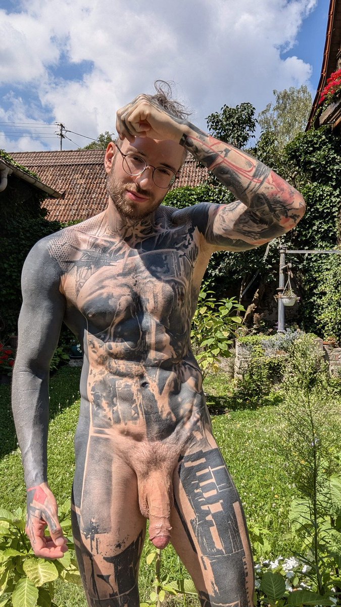 schnoezX's tweet photo. your ripped, filthy gardener from next door 👋🏼 https://t.co/IAQ2iocYRM