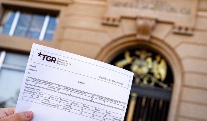 PiensaPrensa's tweet photo. Frente Amplio ofició a la Tesorería General de la Republica (TGR) por retención de fondos  a deudores del CAE.
Bancada de diputados solicitó transparentar los criterios aplicados en los embargos bancarios durante procesos de cobranza.
Diputado Emilia Schneider afirmó: "Dejar a una persona sin su sueldo, sin un peso, es una inmoralidad tremenda".