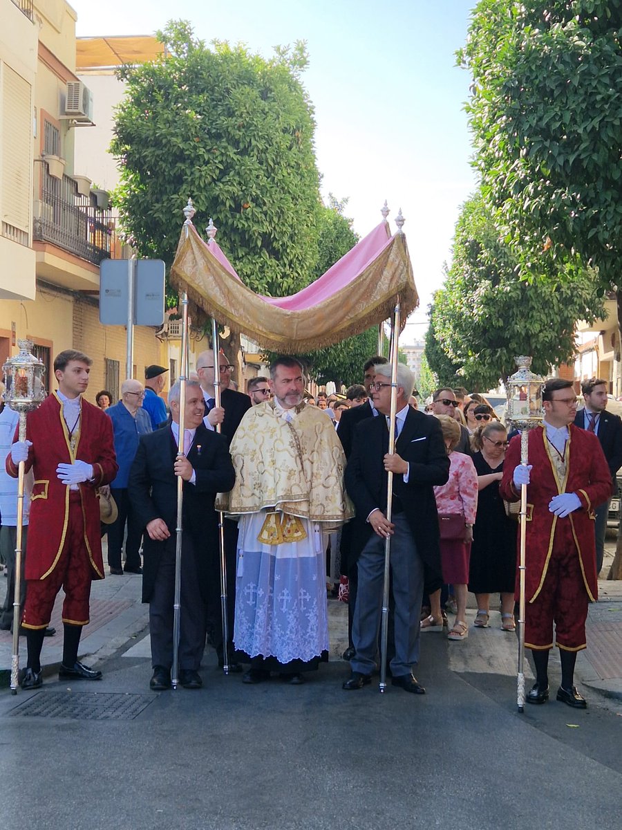 pqdolorescerro's tweet photo. Con gran alegría, en la festividad del Corpus Christi, hemos recuperado la procesión de impedidos por las calles de nuestra feligresía. Qué hermoso poder acercar la Eucaristía y a Jesús Sacramentado a los hogares de nuestros feligreses.

¡Alabado sea el Santísimo Sacramento! https://t.co/KnlKSCjbCP