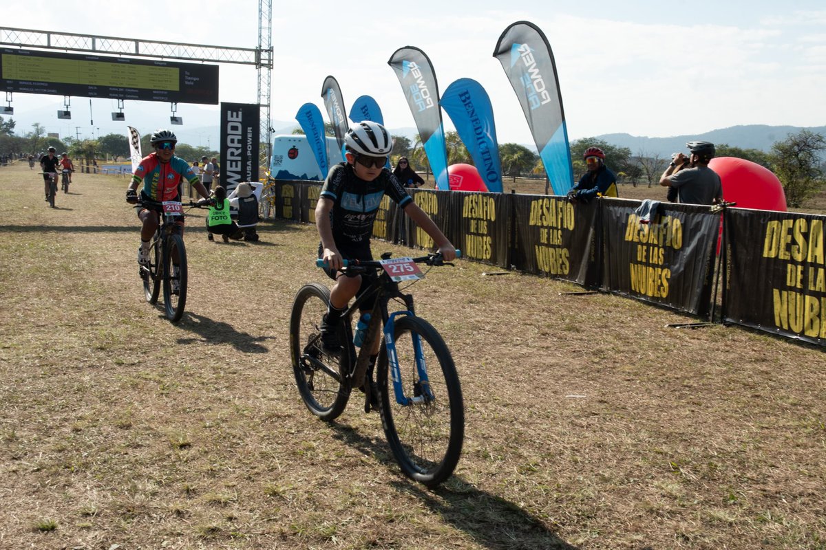 GustavoSaenzOK's tweet photo. Vivimos una nueva edición del Desafío de las Nubes, una competencia que volvió a reunir en Salta a 1250 ciclistas de distintas provincias argentinas y países vecinos.

Felicito a todos los participantes, a sus familias y a la organización por hacer crecer año tras año este evento que ya es uno de los más convocantes del país.

Salta sigue consolidándose como sede de grandes encuentros deportivos, mostrando al mundo su calidez y todo su potencial.