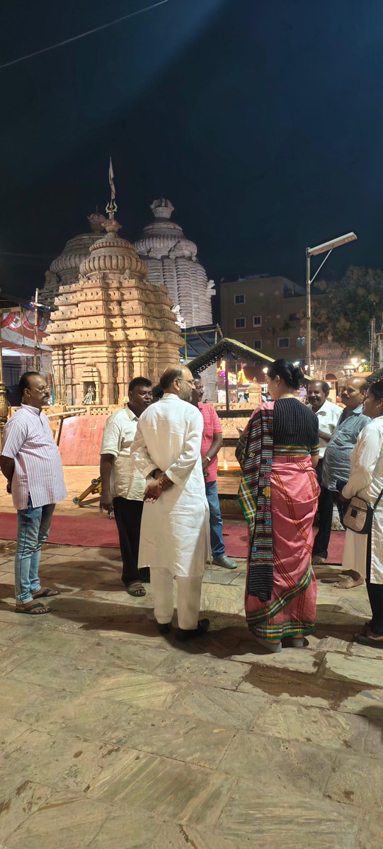sofiafirdous1's tweet photo. କାଳବୈଶାଖୀର ଭୟଙ୍କର ତାଣ୍ଡବରେ କଟକର ଆରାଧ୍ୟା ଦେବୀ ମା’ କଟକ ଚଣ୍ଡୀଙ୍କ ପୀଠରେ ବ୍ୟାପକ କ୍ଷୟକ୍ଷତି ଘଟିଛି। ମନ୍ଦିରର ଚୂଡା ଏବଂ ଦଧିନଉତି ଭାଙ୍ଗି ତଳେ ପଡ଼ିଯାଇଥିବା ଖବର ପାଇବା ମାତ୍ରେ ମୁଁ ତୁରନ୍ତ ଘଟଣାସ୍ଥଳରେ ପହଞ୍ଚି ସ୍ଥିତିର ସମୀକ୍ଷା କରିଥିଲି।

ଏକପଟେ ମା’ଙ୍କ ପୀଠର ସୌନ୍ଦର୍ଯ୍ୟକରଣ ଓ ପୁନଃରୁଦ୍ଧାର କାର୍ଯ୍ୟ ଜୋରଦାର ଭାବେ ଚାଲିଥିବା ବେଳେ ପ୍ରକୃତିର ଏଭଳି ପ୍ରଳୟଙ୍କରୀ ରୂପ ଅତ୍ୟନ୍ତ ଦୁଃଖଦ ଓ ଚିନ୍ତାଜନକ। ଘଟଣାସ୍ଥଳରେ ପୂଜାରୀମାନଙ୍କ ଓ ପ୍ରକଳ୍ପର ଦାୟିତ୍ୱରେ ଥିବା ଅଧିକାରୀମାନଙ୍କ ସହ ଆଲୋଚନା କରି କ୍ଷୟକ୍ଷତିର ଆକଳନ କରାଯାଇଛି ଏବଂ ଯୁଦ୍ଧକାଳୀନ ଭିତ୍ତିରେ ମରାମତି ଓ ପୁନଃରୁଦ୍ଧାର କାର୍ଯ୍ୟ ତ୍ୱରାନ୍ୱିତ କରିବାକୁ ନିର୍ଦ୍ଦେଶ ଦିଆଯାଇଛି।

ମା’ କଟକ ଚଣ୍ଡୀ କେବଳ ଆମର ଆସ୍ଥାର ପ୍ରତୀକ ନୁହଁନ୍ତି, ସେ କଟକର ଅସ୍ମିତା ଓ ଆଧ୍ୟାତ୍ମିକ ଶକ୍ତିର କେନ୍ଦ୍ରବିନ୍ଦୁ। ମା’ଙ୍କ ପୀଠର ଗରିମା, ପରମ୍ପରା ଓ ପବିତ୍ରତା ଅକ୍ଷୁଣ୍ଣ ରଖିବା ପାଇଁ ସମସ୍ତ ଆବଶ୍ୟକୀୟ ପଦକ୍ଷେପ ଗ୍ରହଣ କରାଯିବ ଏବଂ ଯଥାଶୀଘ୍ର କ୍ଷତିଗ୍ରସ୍ତ ଅଂଶର ପୁନଃନିର୍ମାଣ ସମ୍ପୂର୍ଣ୍ଣ କରାଯିବ। ମା’ଙ୍କ ଅପାର କୃପାରେ ସବୁକିଛି ପୁଣିଥରେ ପୂର୍ବବତ୍ ସୁସଜ୍ଜିତ ଓ ସୁଦୃଢ଼ ହୋଇ ଉଭା ହେବ। 🙏🏻