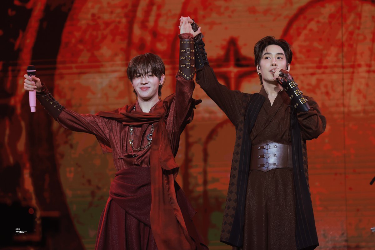 24sepmyfav's tweet photo. จะไม่ปล่อยมือเธอ ก็จับมือพากันขึ้นคอนเสิร์ตกันอีกเยอะๆได้เลยน้า 💚🩷

TFO MOVEON CON 2026
#MOVEONCONCERTxTleFirstone
#TleFirstOne https://t.co/PvqXTDX4No