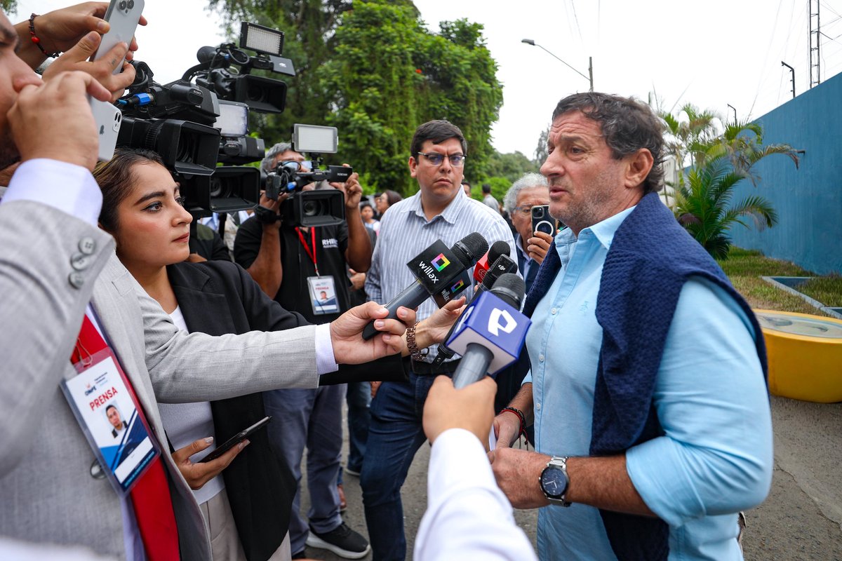MuniLima's tweet photo. 🗞️ | El alcalde de Lima, @Renzo_Reggiardo, expresó su preocupación por los retrasos registrados en la instalación de mesas de sufragio de Lima Metropolitana y espera que las autoridades correspondientes esclarezcan las incidencias registradas durante el desarrollo de la segunda vuelta. 

Tras cumplir con su deber cívico, el burgomaestre invocó a los vecinos a participar activamente en la jornada electoral.
https://t.co/BWFEtbQyEV