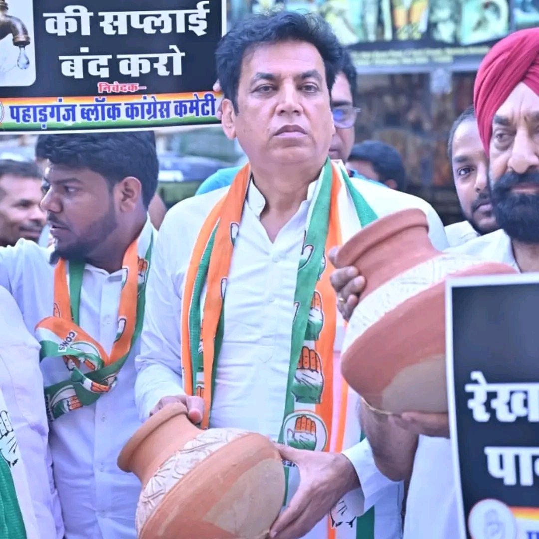 GauriSharmaINC's tweet photo. आज दिल्ली में बढ़ते जल संकट और भाजपा सरकार की विफलताओं के खिलाफ आयोजित मटका फोड़ विरोध प्रदर्शन में शामिल होकर आम जनता के हितों की आवाज़ बुलंद की।
इस दौरान @INCDelhi के अध्यक्ष भाई @devendrayadvinc जी @DpccKarolBagh अध्यक्ष Mahender Bhaskar  जी व समस्त सम्मानित जन उपस्थित रहे ! https://t.co/lt6AyX5Oln