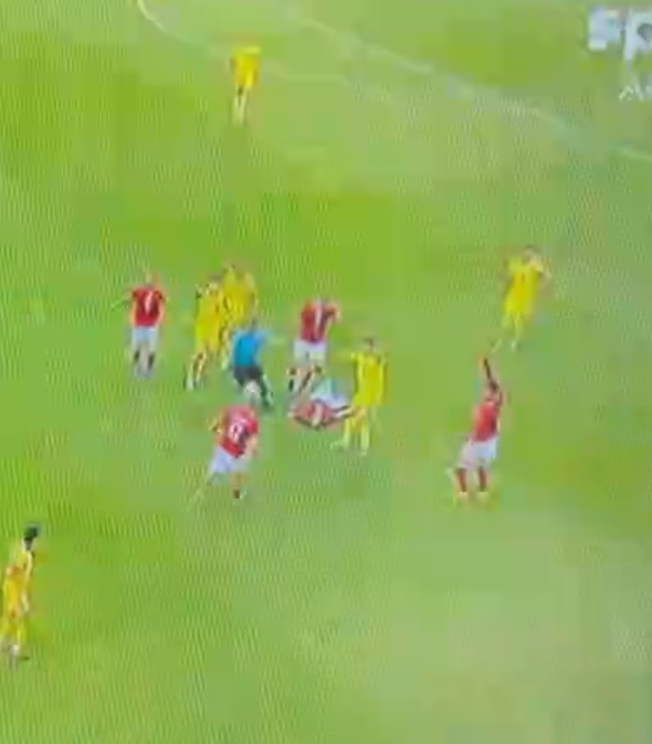 GoalsXtra's tweet photo. 🚨Christian Eriksen first felt something in his body and collapsed to the ground a few seconds later https://t.co/ApatsTiyye