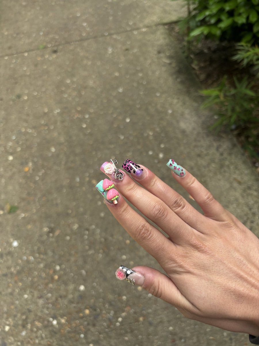 assiaash's tweet photo. ma po a tellement dead mes ongles qu’une cliente m’a demandé de les prendre en photo au taf 🤭🤭 https://t.co/0vGhNa2ghV