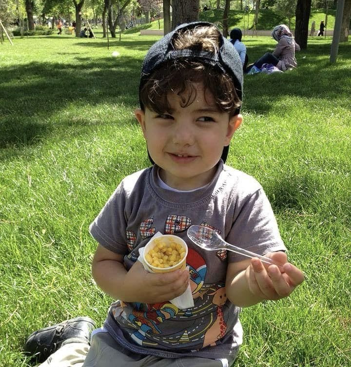 markomustovic's tweet photo. Bizde iyi çocuktuk küçükken kıvırcığım diye severlerdi ya büyüdükçe çirkinleştik nasıl oldu bu artık kıvırcık olmakta işe yaramıyor https://t.co/sK8OxfSP4v
