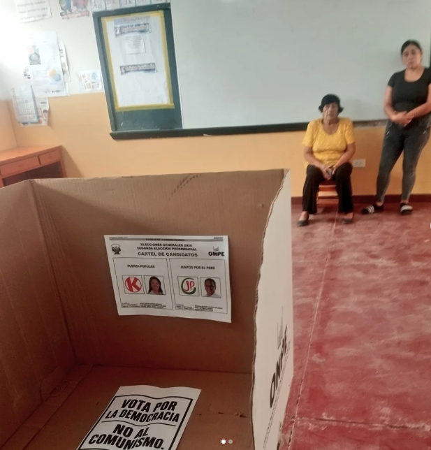 AlexFebrero_'s tweet photo. 🚨Fujimoristas están colocando publicidad para Keiko Fujimori en las mesas de votación. Si eres miembro de mesa, cada cierto tiempo revisa que los fujikakas no estén haciendo estas cosas porque esos no respetan nada. https://t.co/zS2mKyTkiF