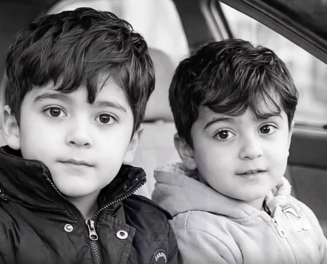 yahshfa's tweet photo. به چشم‌هاشون نگاه کنید...
این تمام سهم اونها از دنیا بود؛
نگاهی که با بمب‌های آمریکا، ناتمام موند ... 💔 https://t.co/sJMOP4KLMr