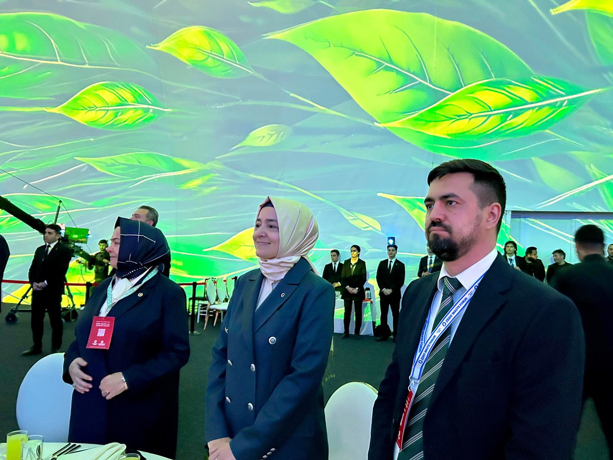 AKPartiSPBGM's tweet photo. Sosyal Politikalar Başkanımız @drbetulsayan, Cumhurbaşkanımız Sayın Recep Tayyip Erdoğan ve Sayın Emine Erdoğan Hanımefendi’nin teşrifleriyle düzenlenen Sıfır Atık Forumu gala yemeğine katıldı. https://t.co/Xh7ogyuaGh