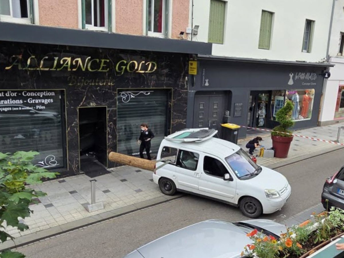 malaky95's tweet photo. Le Do It Yourself à la française 😃
Des malfrats utilisent un tronc d'arbre pour braquer une bijouterie à la voiture-bélier https://t.co/cmrKrYiU0a https://t.co/0hRg67Rqvt