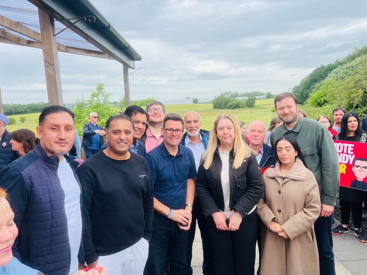 hussain4oldham's tweet photo. Long day, little sleep, and running late… but supporting good people is always worth the journey. #AndyForMakerfield @andy4makerfield 🌹 https://t.co/YZpitVbADh