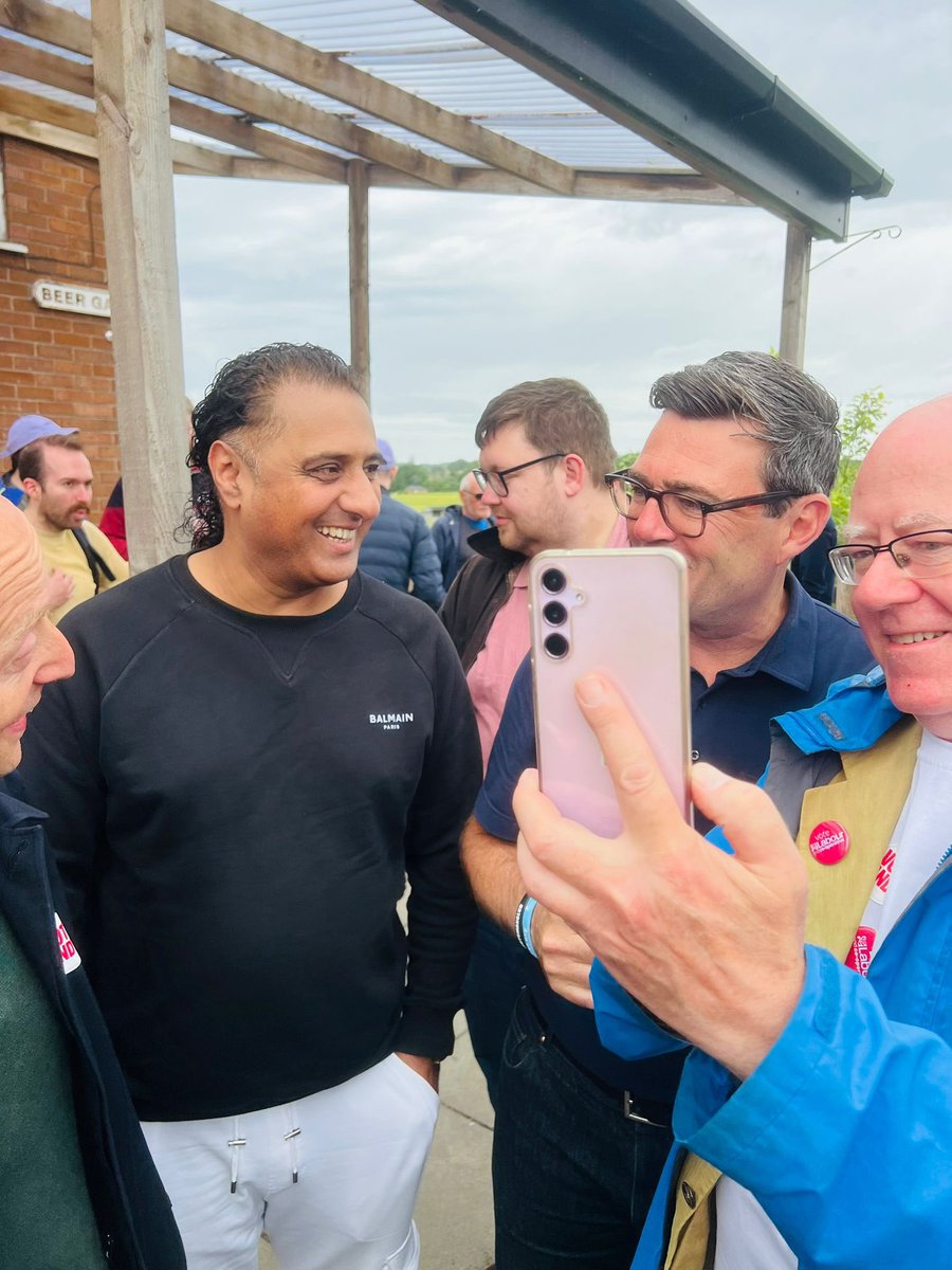 hussain4oldham's tweet photo. Long day, little sleep, and running late… but supporting good people is always worth the journey. #AndyForMakerfield @andy4makerfield 🌹 https://t.co/YZpitVbADh