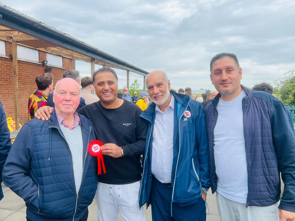 hussain4oldham's tweet photo. Long day, little sleep, and running late… but supporting good people is always worth the journey. #AndyForMakerfield @andy4makerfield 🌹 https://t.co/YZpitVbADh