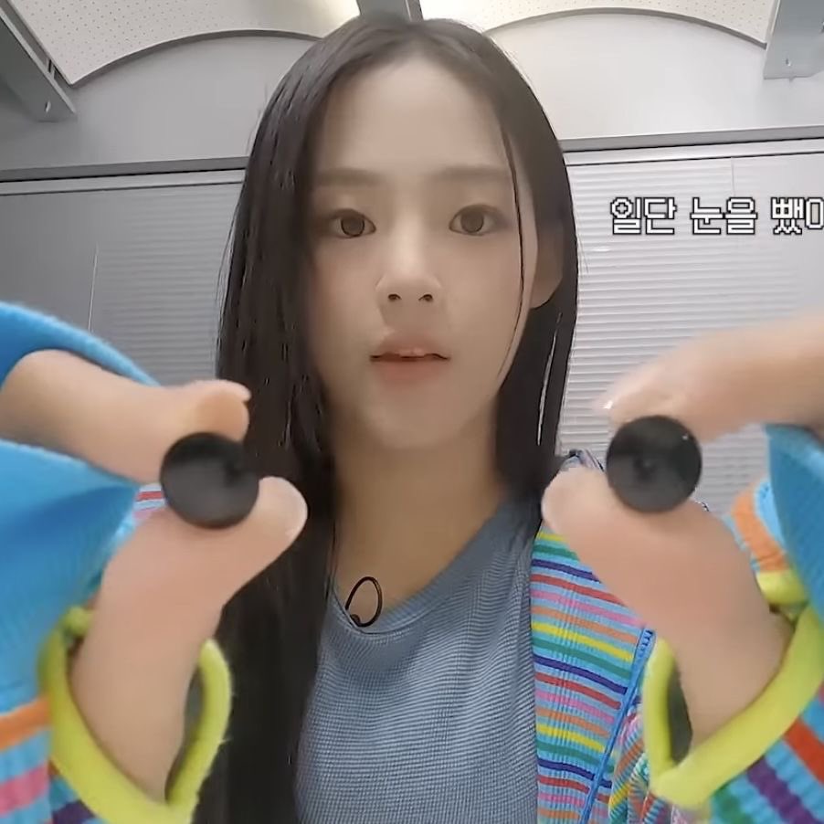njzlogy's tweet photo. we do not talk enough about minji’s boba eyes and it genuinely pmo like LOOK at the shine on those little dark pearls https://t.co/7Xa3mNFuBd
