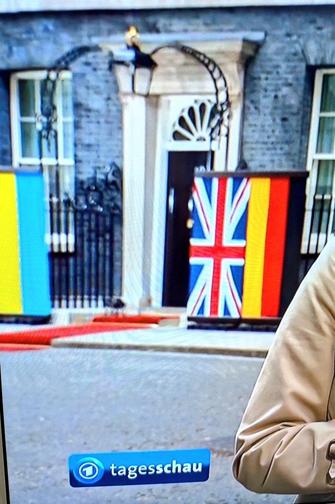 Geywitz's tweet photo. Was würde #funwithflags oder #protokollinland dazu sagen ;) https://t.co/YNsw3kluWw