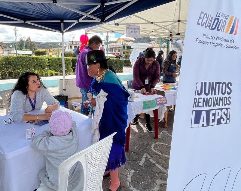 IEPS_Ec's tweet photo. ¡Los servicios gubernamentales llegan a cada rincón del país! 🤝

En la parroquia de Cangahua, #Cayambe, nuestro equipo técnico informó a la comunidad sobre los servicios del #IEPS para impulsar sus iniciativas productivas, mediante acompañamiento y orientación especializada, durante la Brigada Social por #ElNuevoEcuador 🇪🇨