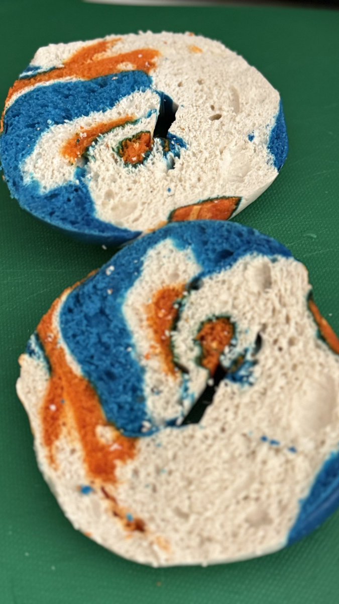 KIMHUIJIN's tweet photo. Knicks야 꼭 이겨 🏀
굳이 비싼 베이글 샀다 ㅋㅋ
닉스가 엄청 잘했던 90년도에 난 이미 몇 번(?)은 우승했었는지 알았지.. 근데 그때는 마이클 조던이 농구하던 시절이었대 ㅋㅋ

과연 2002 월드컵의 한국처럼 뉴욕도 잘 할 수 있을까(응원전 말하는거.. 아무도 죽거나 다치치마
제발) https://t.co/ROnByR95bA