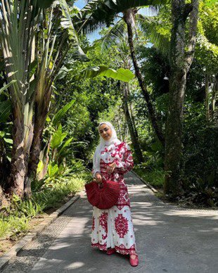 ParvinAisha1's tweet photo. More from Thailand - Phuket…اختيارنا للهوتيل كان جداً موفق من ناحية نظافة و خدمة و خيارات أكل و خصوصية و حرى موقع يبعد عن المطار ٢٠د و سهل التنقل منه لباقي أرجاء جزيرة بوكيت اسم الفندق- أي فستان عجبكم أكتر الأخضر و لا أحمر؟ https://t.co/2gMPDsULkK