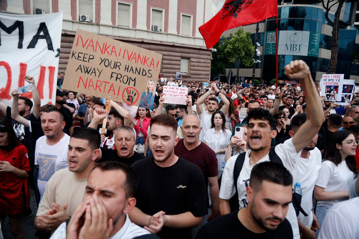 conectad0s2's tweet photo. 🇦🇱 Miles de personas protestan en Albania contra un megaproyecto turístico de lujo en la isla de Sazan, vinculado a Jared Kushner e Ivanka Trump.
Los críticos alertan sobre posibles daños ambientales, mientras el gobierno defiende la inversión por su potencial económico.#Conecta2 https://t.co/xgMpTShaxj