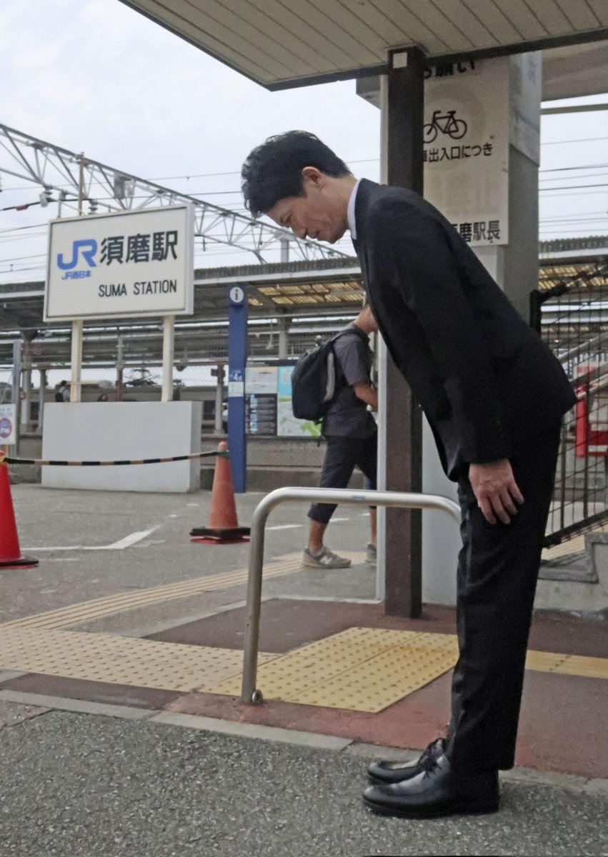 SS2qoZnLm443523's tweet photo. 斎藤元彦をこの知事室に戻した時に我々兵庫県民は民主主義を取り戻しました。全ての組織票、兵庫県議会各会派、兵庫県の外郭団体は他の候補を応援し、たった一人、現職だった知事が誰も立ち止まらない須磨駅に立っていたこの光景を数千人集めた最終日を我々兵庫県民は忘れない。#斎藤知事を応援したい https://t.co/DcOGPaaUir