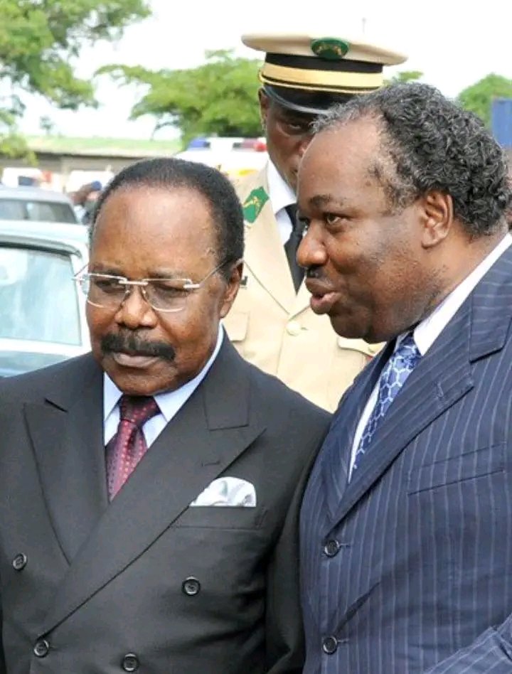 chancardmk4's tweet photo. Le monsieur à gauche est Omar Bongo, qui a dirigé le Gabon 🇬🇦 pendant 42 ans jusqu'à son décès en 2009.

Le monsieur à droite, c'est son fils, Ali Bongo Ondimba, qui a pris le pouvoir et gouverné jusqu'en 2023, avant d'être évincé par son cousin, le militaire qui se tient derrière eux.