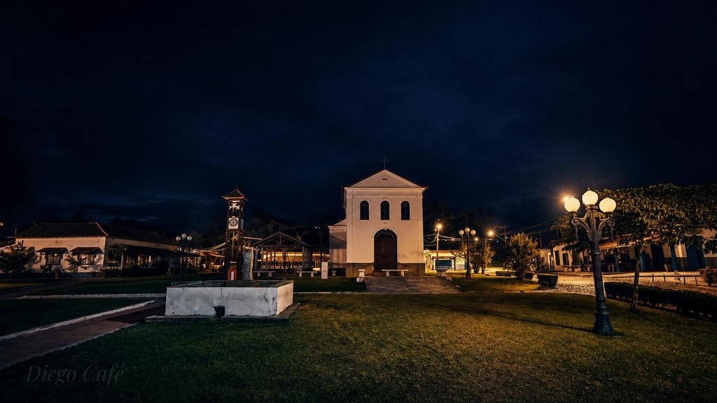Cafe_Castro's tweet photo. #nightphoto #art #fotografianoturna #vassourasrj https://t.co/R9tLvN4plj