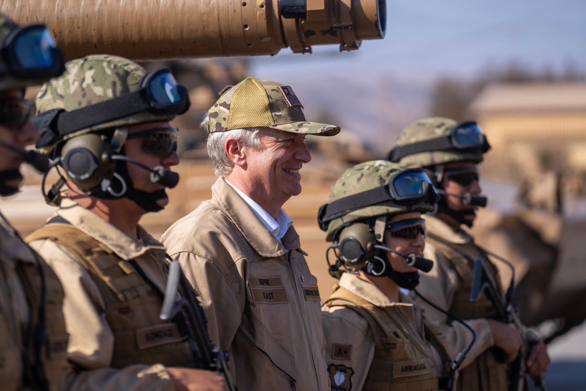 PresidenteKast's tweet photo. Esta tarde, visitamos la 1a Brigada Acorazada “Coraceros” para conversar con las tropas y el mando sobre los desafíos estratégicos de la labor militar https://t.co/V8N9uocc6B