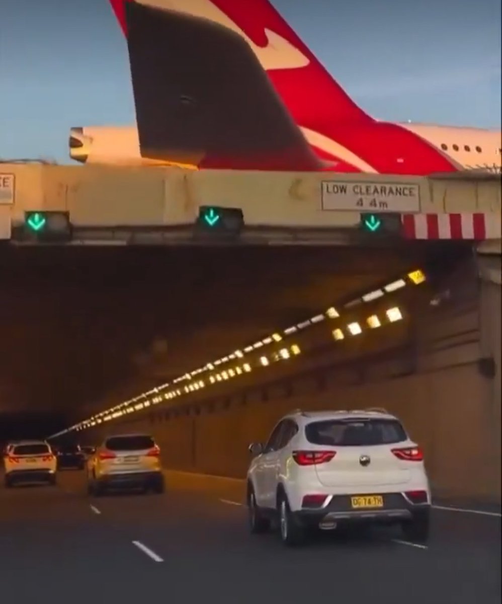 SoyProteston's tweet photo. @MiltonFriedom5 Lo grandioso no es el puente que soporta a un A380. Lo grandioso es que ponen luz de giro para cambiar el carril. Esa luz en Argentina no existe. https://t.co/EVsFdNXior