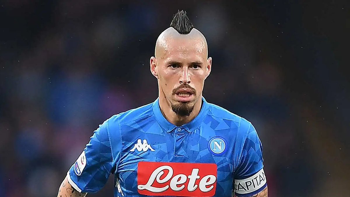 footballcritix's tweet photo. 🗣️ Marek Hamsik: "Napoli'de oynarken şehrin mafya liderleri bir gün arabamı çaldı. Taraftarlar durumu öğrenince sokağa döküldü ve mafyaya büyük bir isyan başlattı. Sadece 24 saat sonra arabam anahtarıyla birlikte evimin önüne bırakıldı ve dikiz aynasına bir özür notu asılmıştı. O şehre boşuna aşık olmadım."