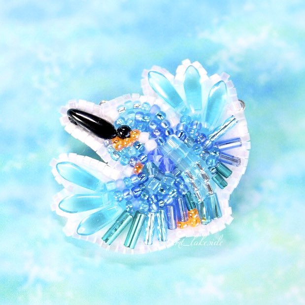 mt_lakeside's tweet photo. #クリエイターリンクデー

ビーズ刺繍でみずうみのほとりの生き物たちを作っています🕊🦋ただいま名古屋ハンズ出店中！

私の好きな季節は春。すべてのいのちが淡くやさしくきらめく春に胸が高鳴ります🌸

🪻ラティーフの小部屋🪻
●6/3(水)~9(火)10時~20時
●名古屋ハンズ7階レジ前
#ビーズ刺繍 https://t.co/i8uHQnIJCd