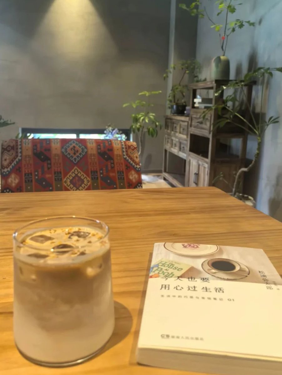 RahulKu_chen's tweet photo. 雨の朝に見つけた一番の癒しは、一杯のコーヒーと本の中の知識の香りです。とても相性が良くて、窓の外の雨音を聞きながら過ごす時間は、リズムがあって心地いいです https://t.co/2oo2QWxano