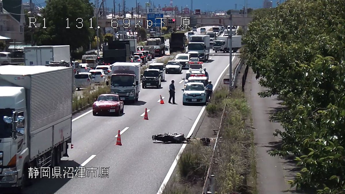 mlit_numazu's tweet photo. 6月8日（月曜日）8時45分　国道1号　沼津市原で事故のため、下り線で車線規制となっています。付近を走行する際には注意してください。   #道路情報　#国道1号 https://t.co/OHJ4NO3gQQ